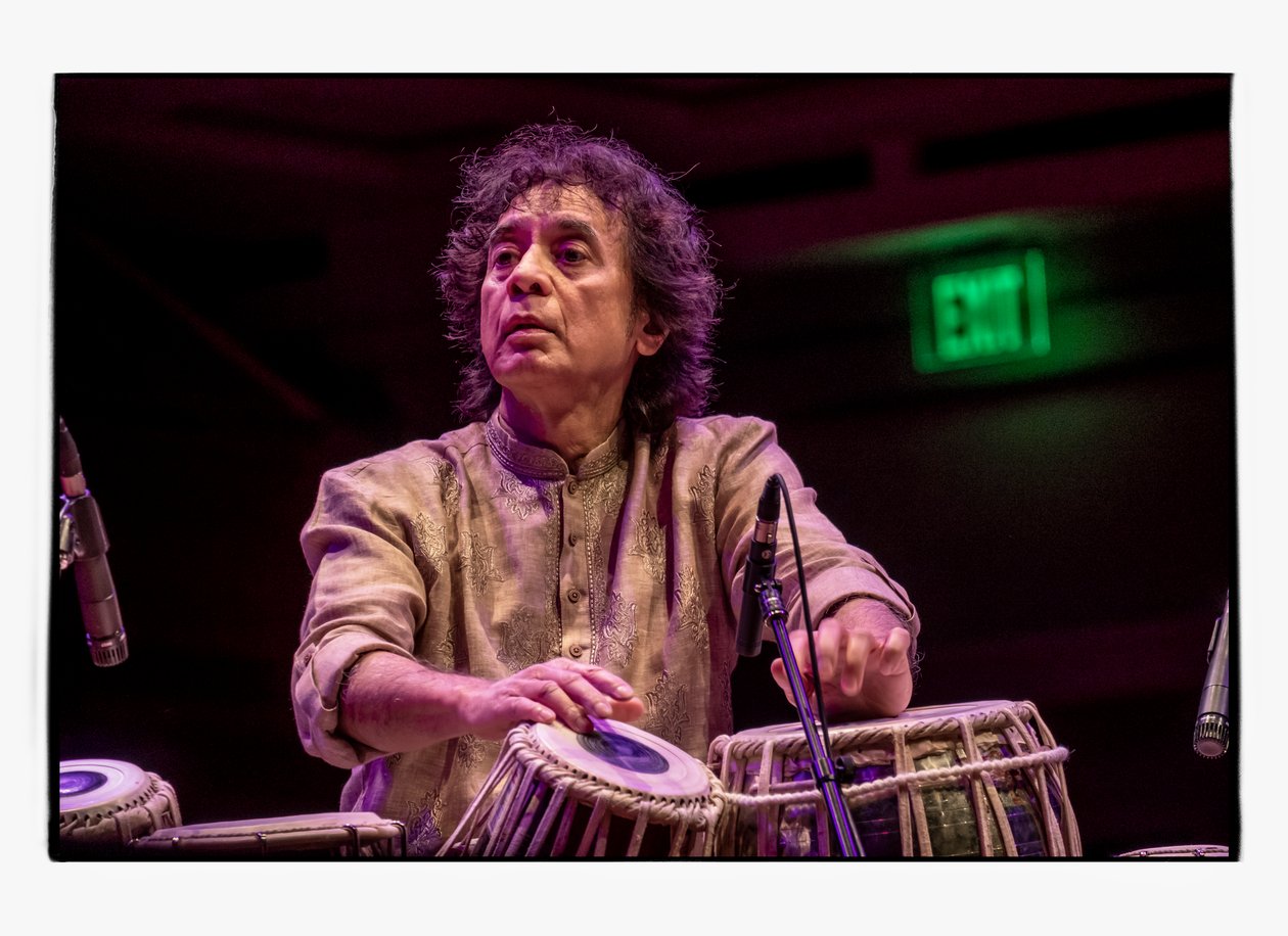 Zakir Hussain en el Schermerhorn Symphony Center, Nashville, 2018 (foto) de Alan Messer