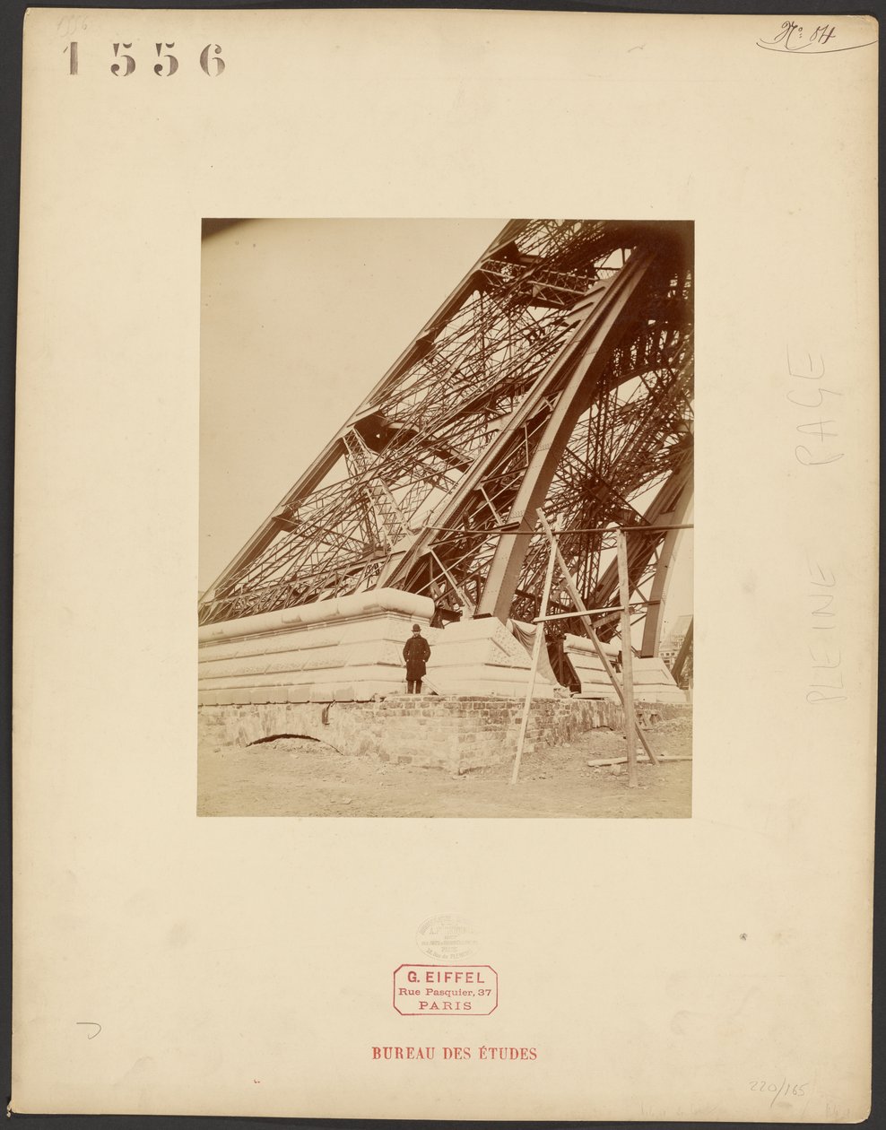 Cimientos, viga, obrero: Torre Eiffel de Albert Fernique