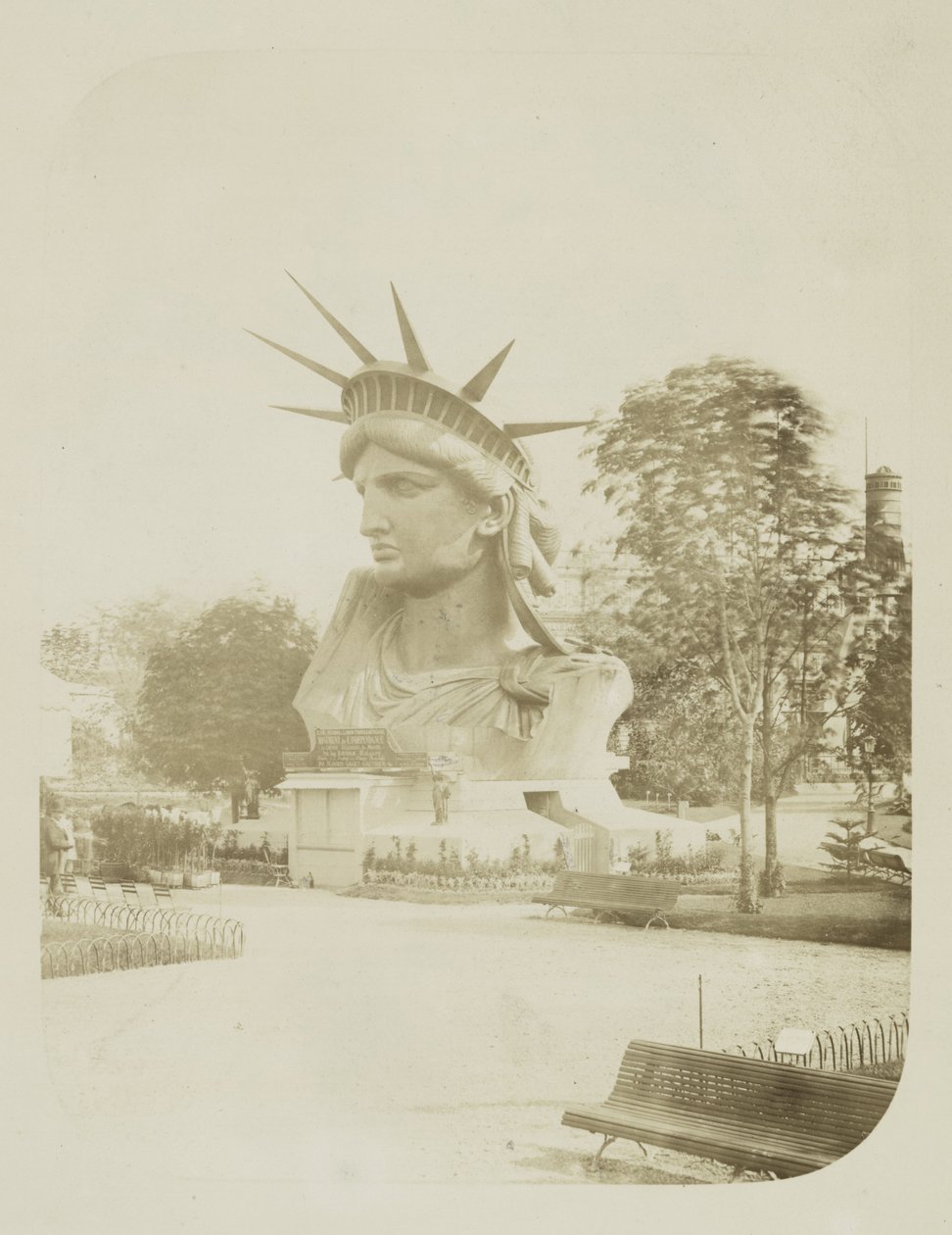 Cabeza de la Estatua de la Libertad en exhibición en un parque en París, 1883 de Albert Fernique