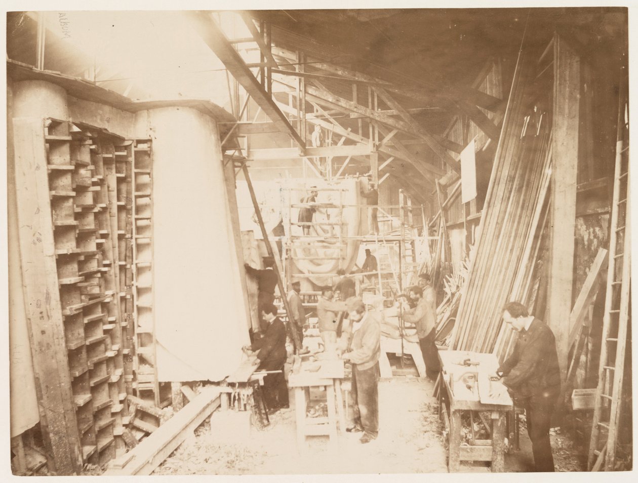 Hombres trabajando durante la construcción de la Estatua de la Libertad, París de Albert Fernique