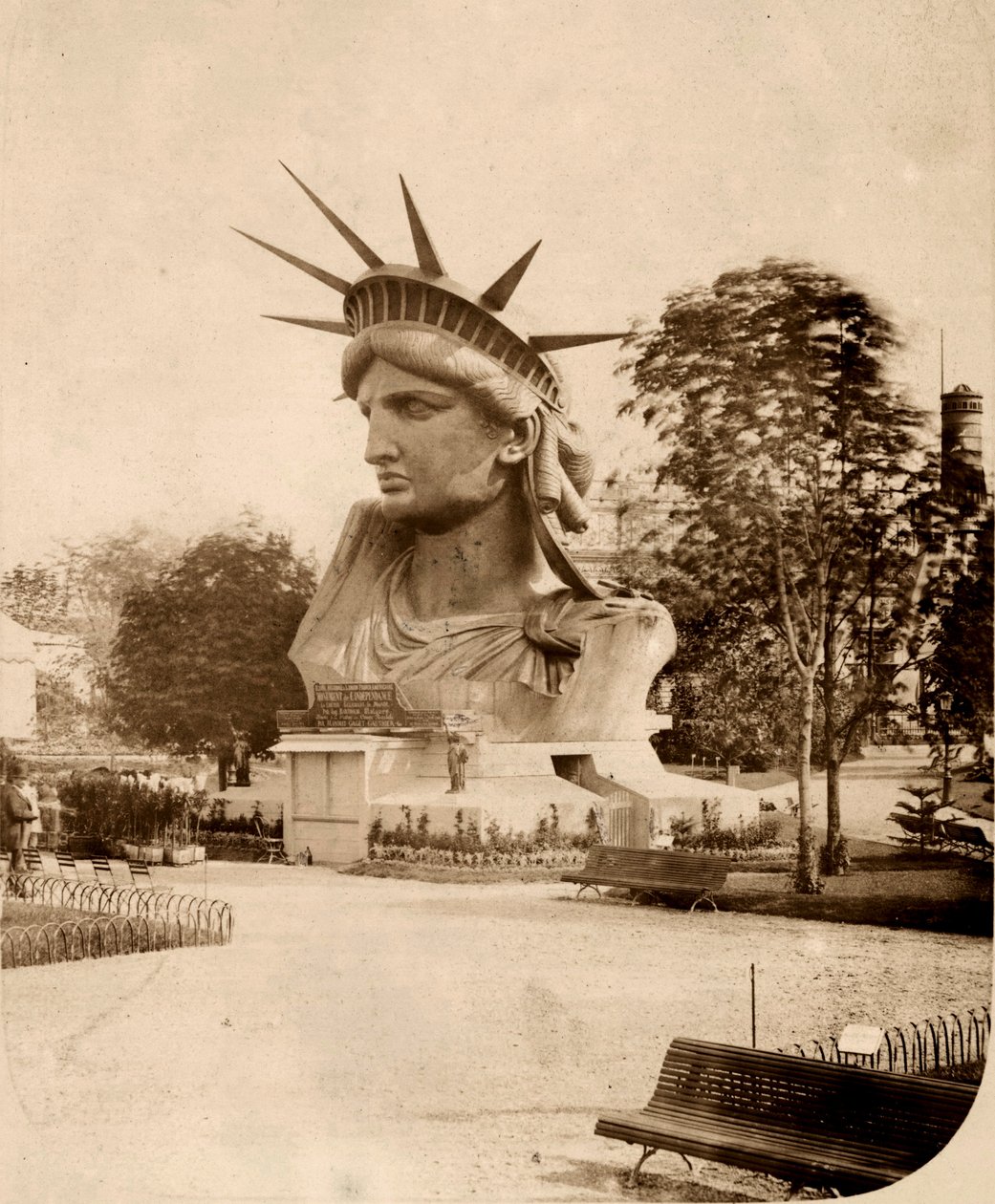 La cabeza de la Estatua de la Libertad en exhibición en París 1883 de Albert Fernique