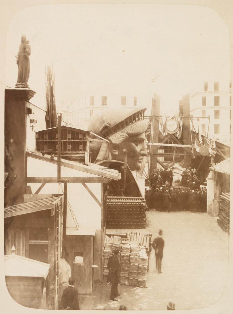 Vista del área externa del taller de Monduit y Bechet, mostrando la cabeza de la Estatua de la Libertad, París, 1883 de Albert Fernique