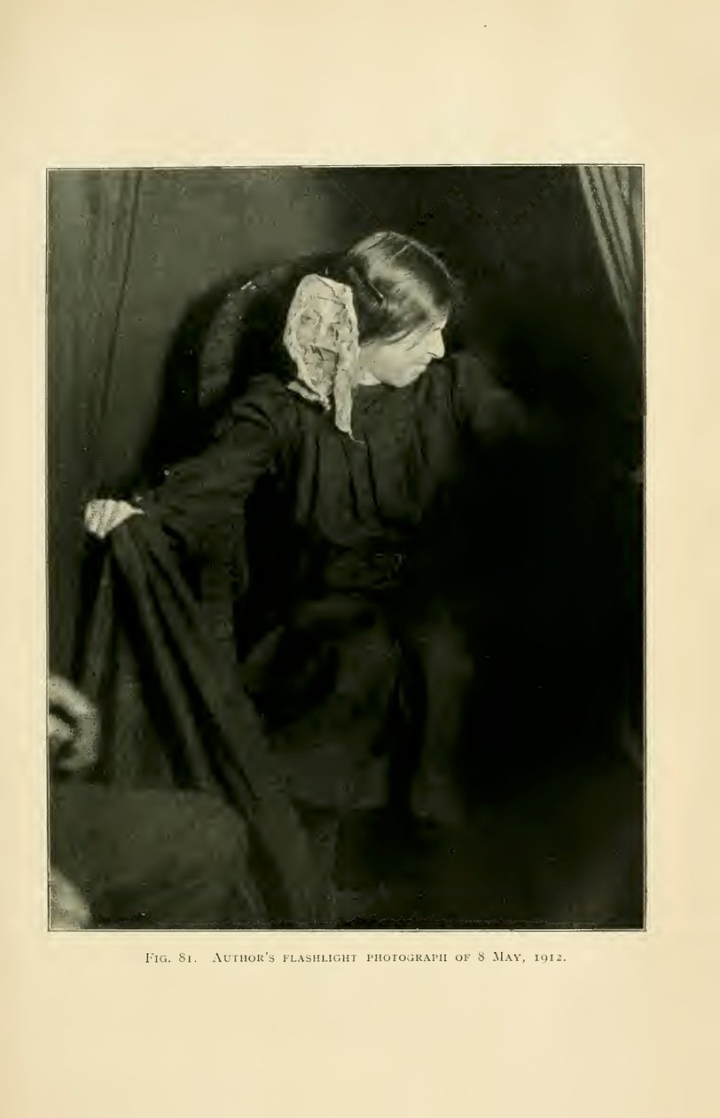 Eva Carrière produciendo ectoplasma, París, 8 de mayo de 1912, extraído de "Fenómenos de materialización: una contribución a la investigación de los teleplásticos mediúmnicos" de Albert von Schrenck-Notzing de Albert Freiherr von Schrenck Notzing