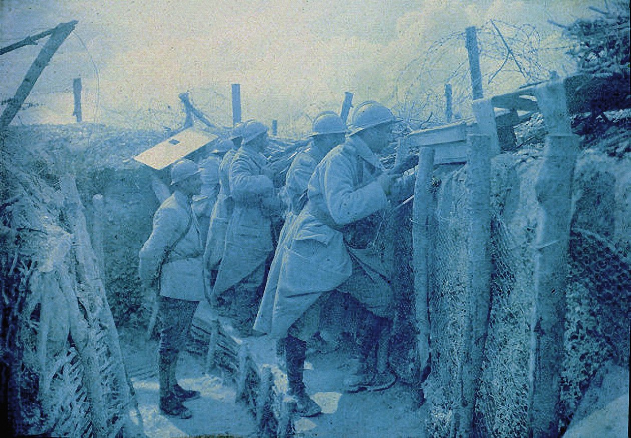 Un puesto de escucha francés: soldados en una trinchera en el Frente Occidental, Francia, 1916 de Albert Samama Chikli