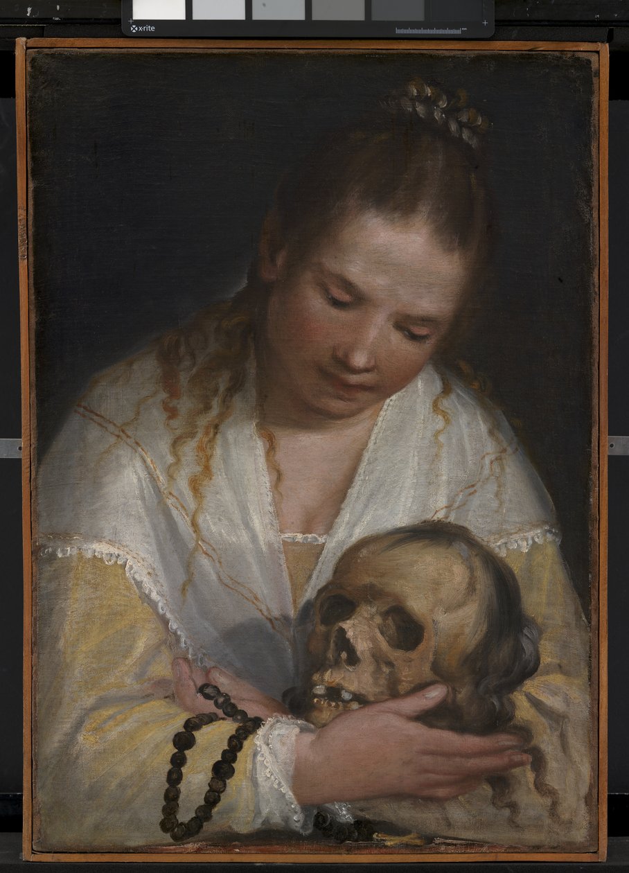 Una joven contemplando un cráneo de Alessandro Casolani