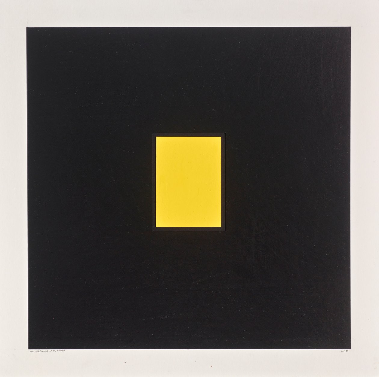 Rectángulo amarillo sobre negro, 2021 (esmalte sobre cartulina) de Alex Dunn