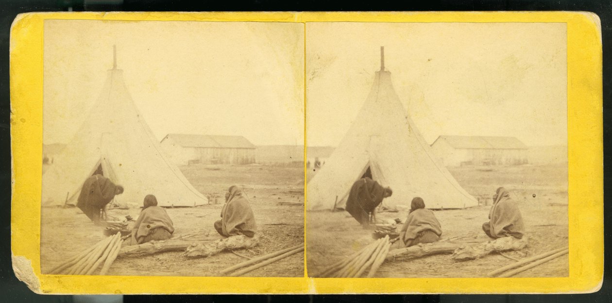 Indias cocinando frente a la tienda de Spotted Tail, 1868 de Alexander Gardner