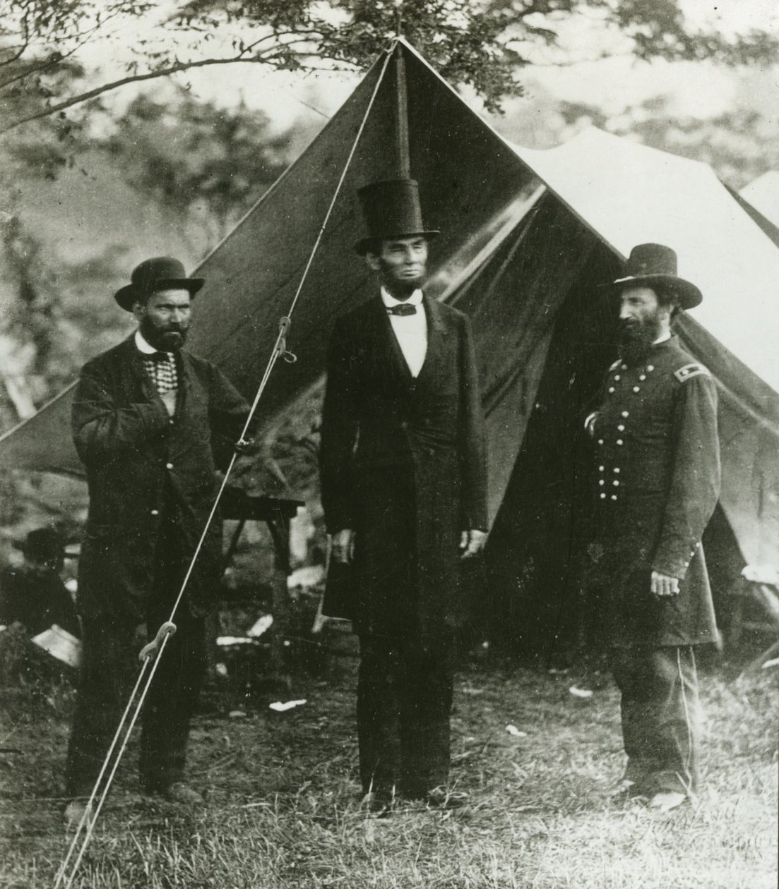Abraham Lincoln con Allan Pinkerton y el mayor general John A. McClernand, 1862 de Alexander Gardner