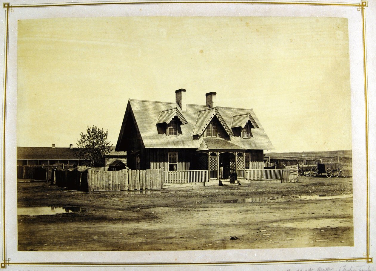 La casa del Coronel Bullock, comerciante indio, Fort Laramie, 1868 de Alexander Gardner
