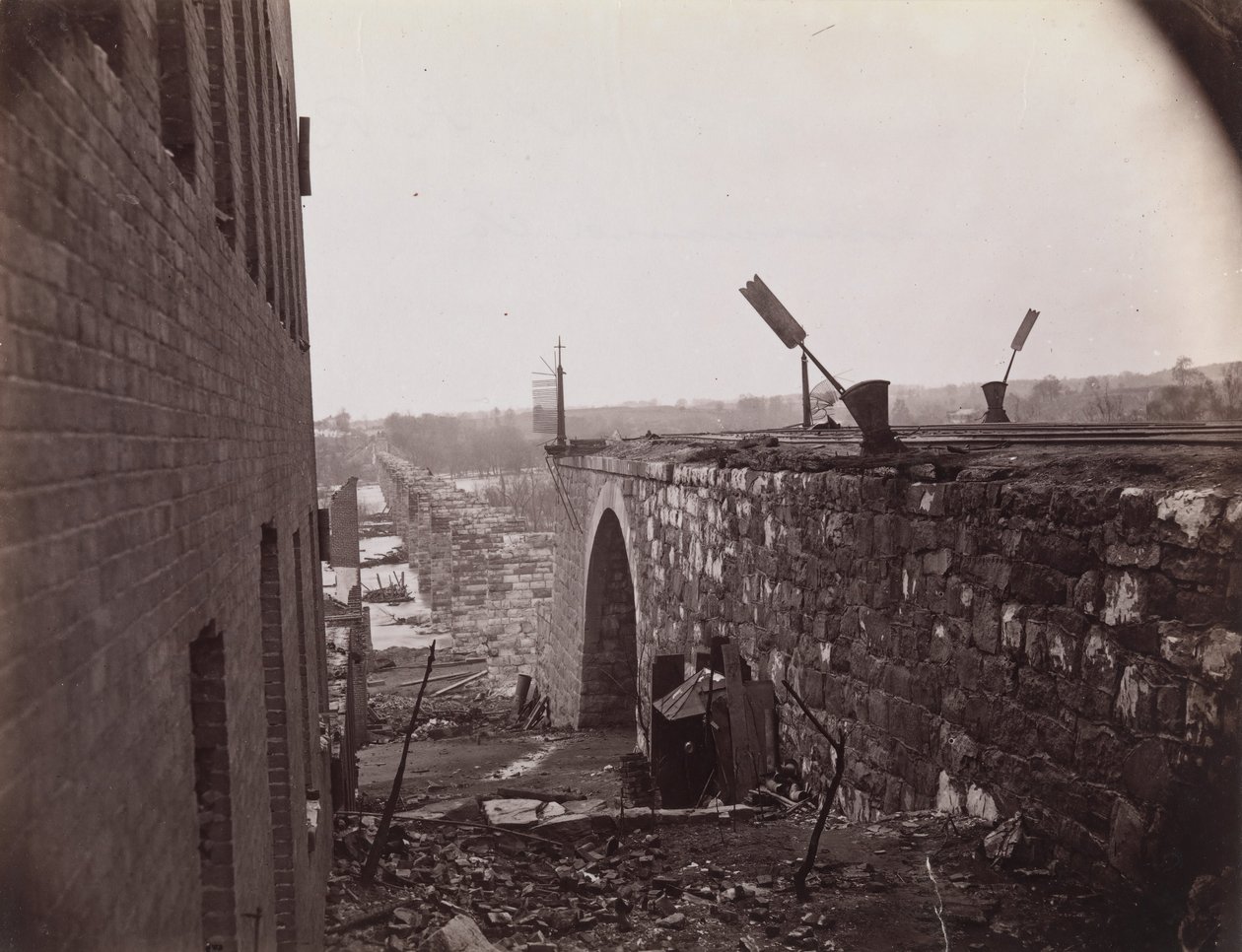 Ruinas del puente del ferrocarril de Richmond y Petersburg, Richmond, Virginia, ca. 1865 de Alexander Gardner
