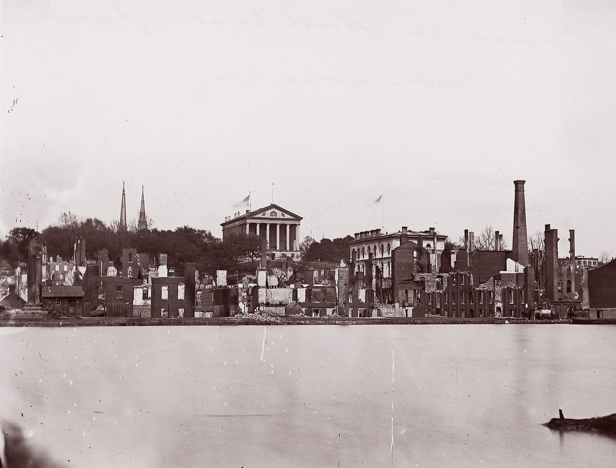 Ruinas en la orilla norte del canal, Richmond, 1865 de Alexander Gardner