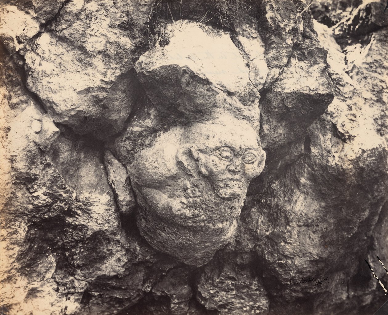 Cabeza gigantesca tallada en la roca maciza, descubierta recientemente cerca de Esmirna a la entrada de una cueva,1866 (foto) de Alexander Sandor Svoboda