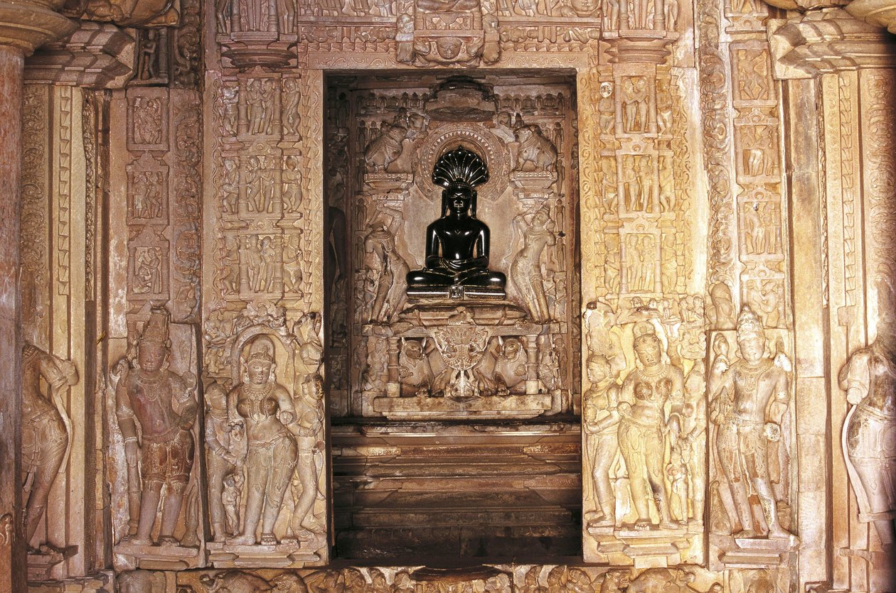 Entrada y altar, templo Parshvanatha, grupo de Monumentos de Khajuraho (Lista del Patrimonio Mundial de la UNESCO) de Nicolas Toussaint Charlet