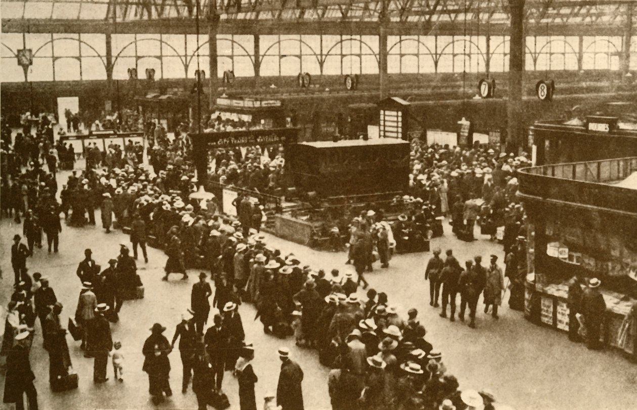 Una cola de vacacionistas esperando trenes en la estación de Waterloo, Londres, 1930 de Alfieri