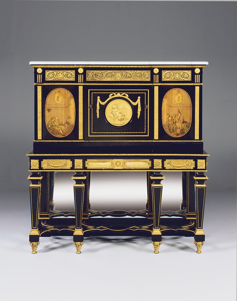 Gabinete sobre soporte, incorporando paneles de marquetería y elementos constructivos de una cómoda de David Roentgen, los montajes del friso atribuidos a Francois Redmond de Alfred Emmanuel Louis Beurdeley