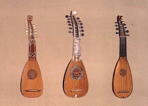 (Izq. a Der.) Una pandurina de 1734 y dos mandolinas milanesas de 1775 y 1739, de 