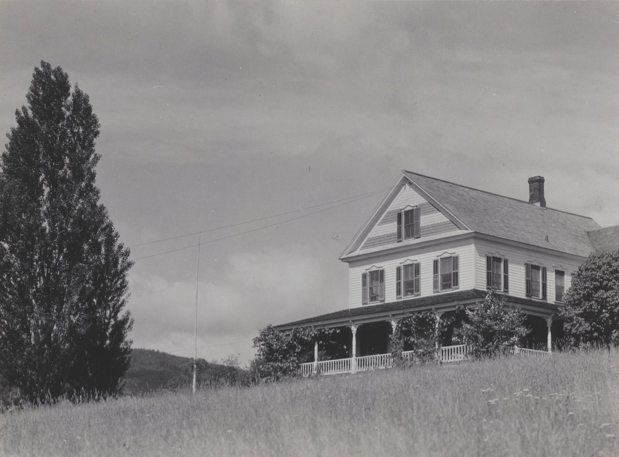 Casa en la colina, lago George de Alfred Stieglitz