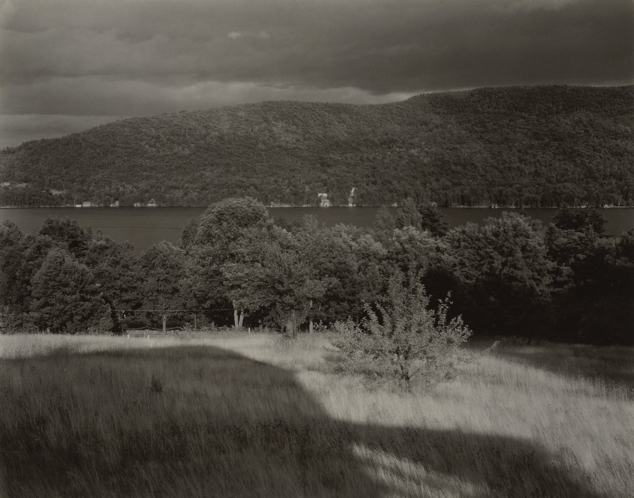 El lago George desde la colina de Alfred Stieglitz