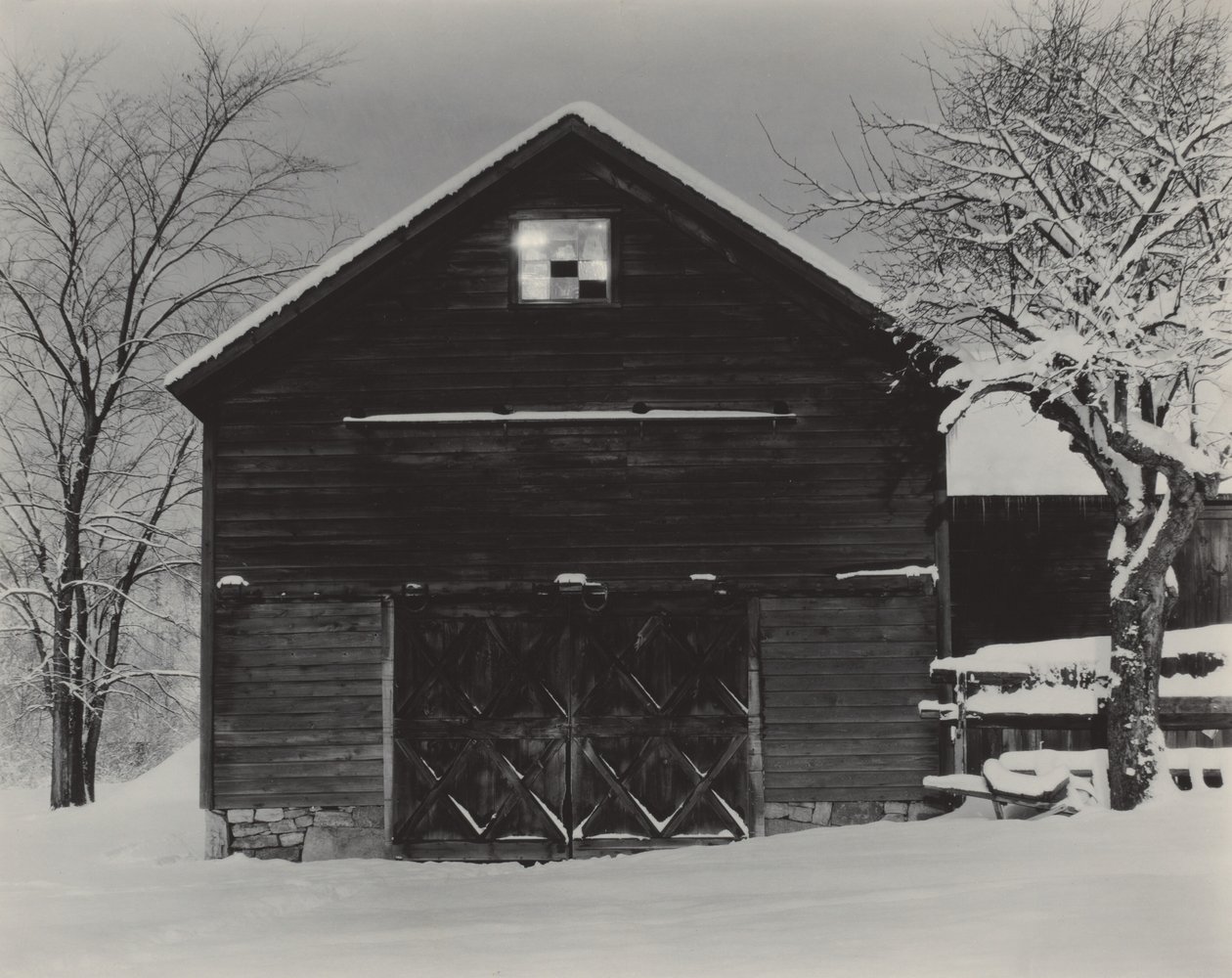 El granero negro y la nieve blanca de Alfred Stieglitz