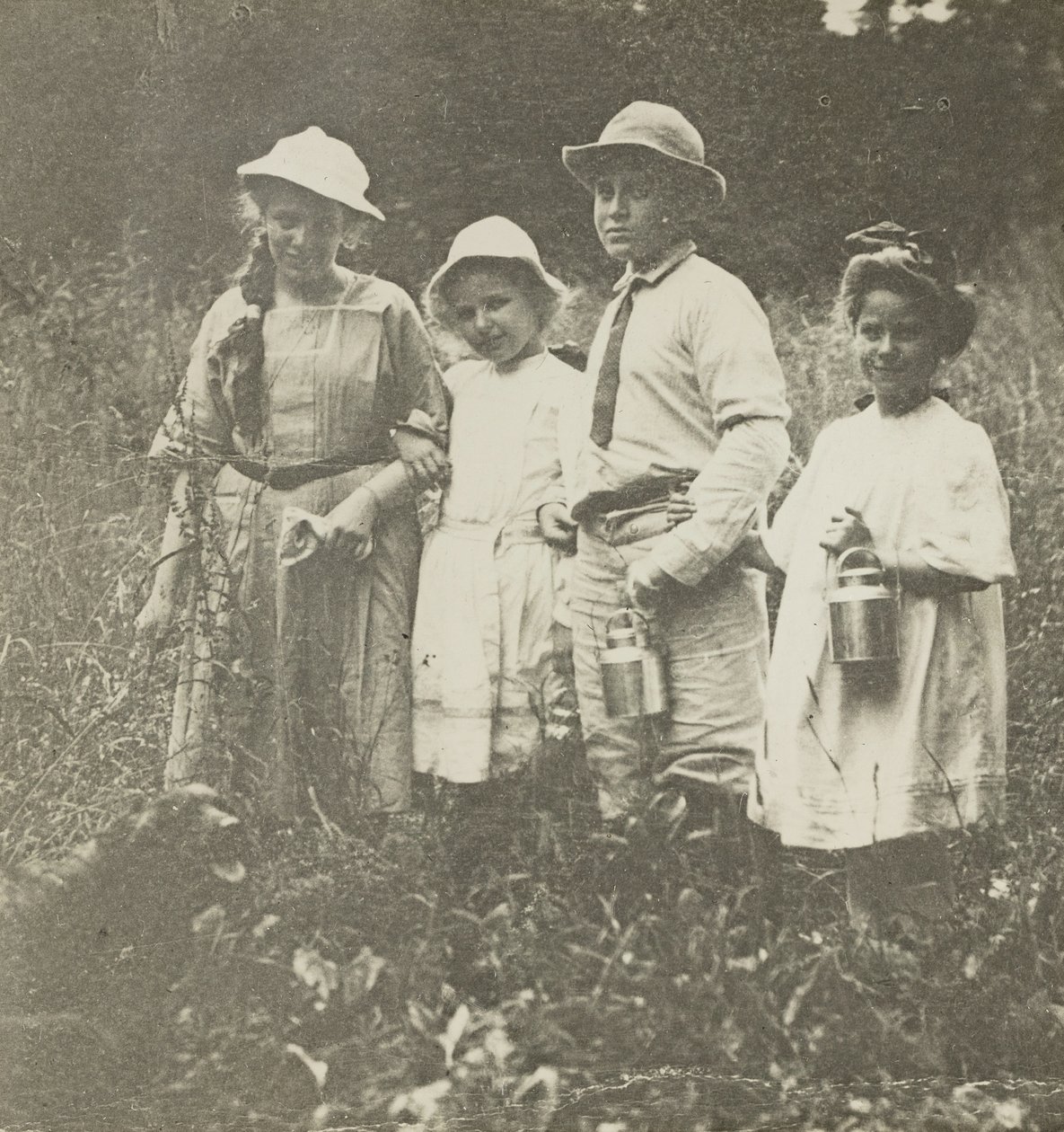 Flora, Elizabeth, Howard y Kitty en el campo de Lake George, 1903-05 de Alfred Stieglitz