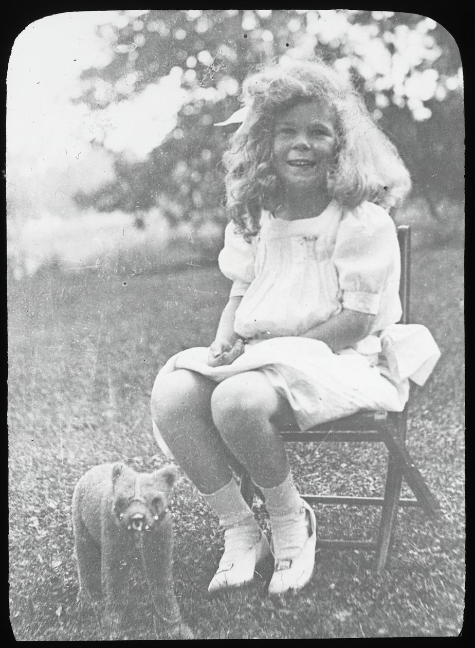 Sin título Georgia E. con oso de peluche, c. 1916 de Alfred Stieglitz