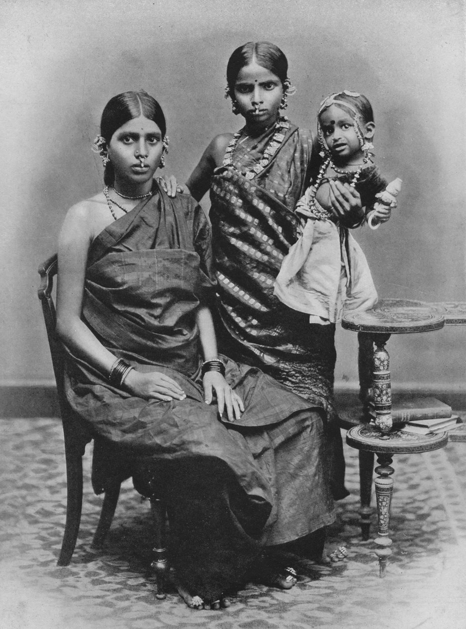 Damas tamiles con adornos de pies y dedos, c. 1890, 1910 de Alfred William Amandus Plate