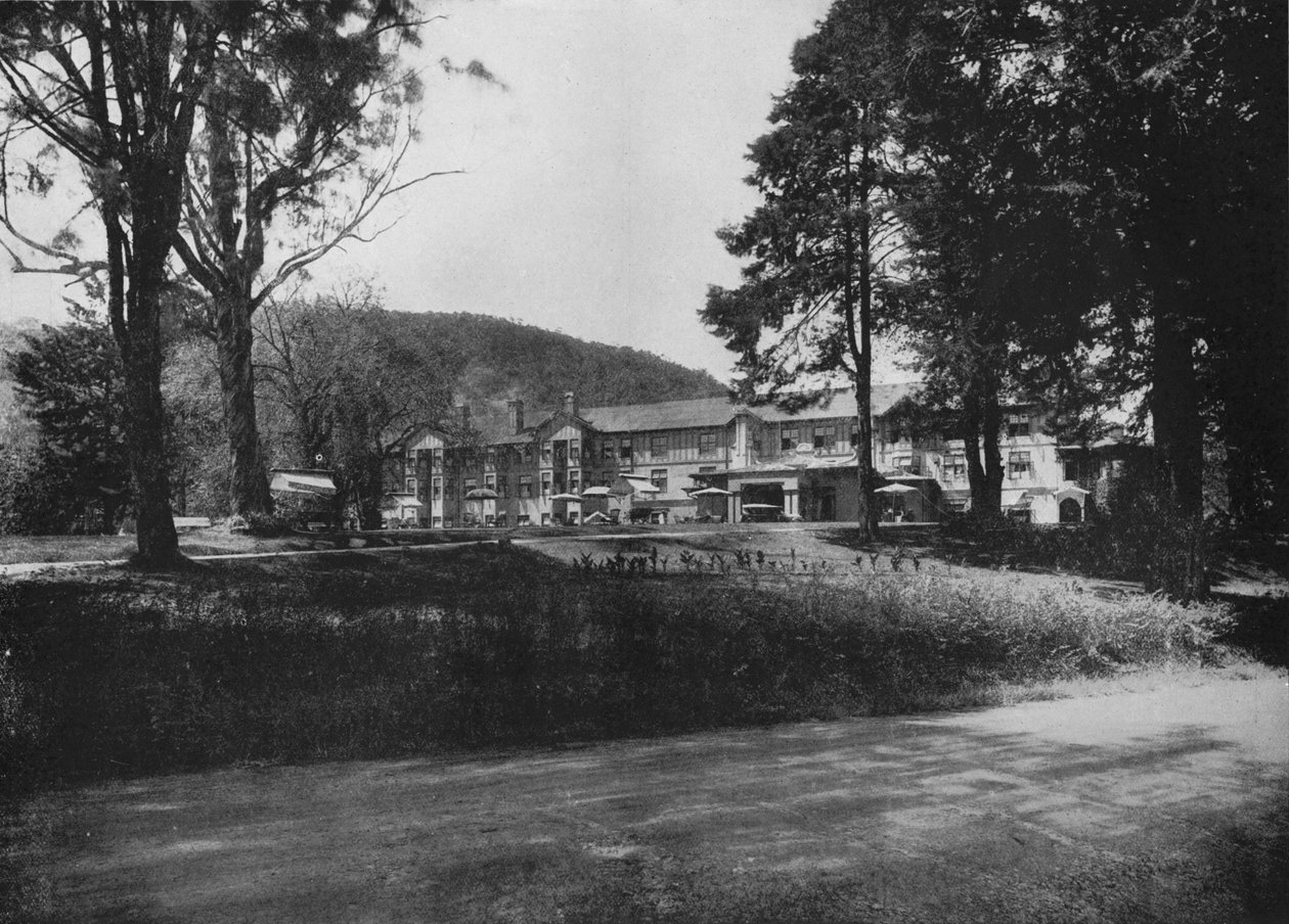 El Gran Hotel, Nuwara Eliya, c. 1890, 1910 de Alfred William Amandus Plate