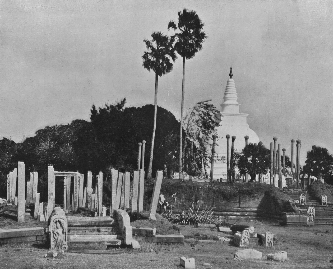 Las ciudades en ruinas de Anuradhapura. Thuparama Dagoba, c. 1890, 1910 de Alfred William Amandus Plate