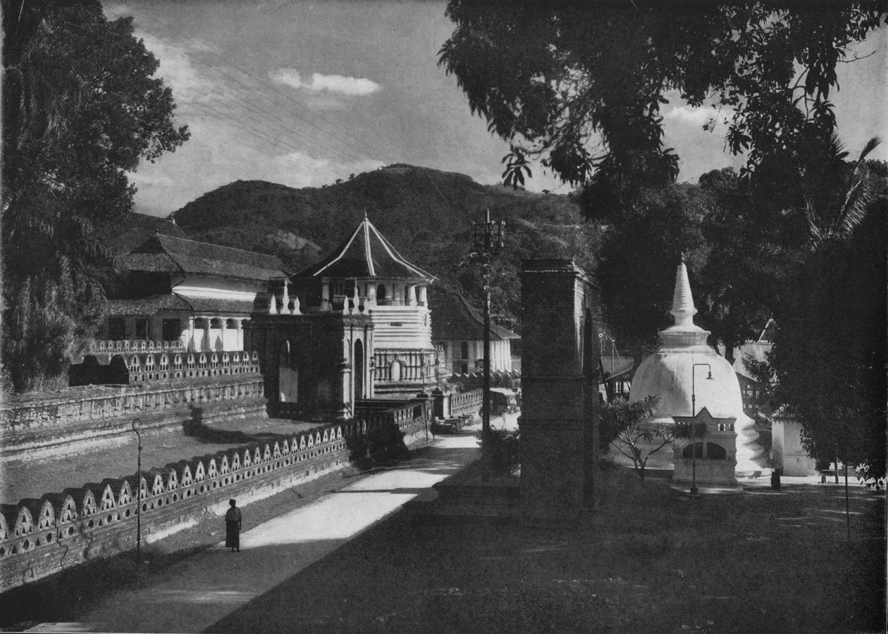 El Templo del Diente Sagrado y Dagoba, Kandy, Ceilán, c1890, 1910 de Alfred William Amandus Plate