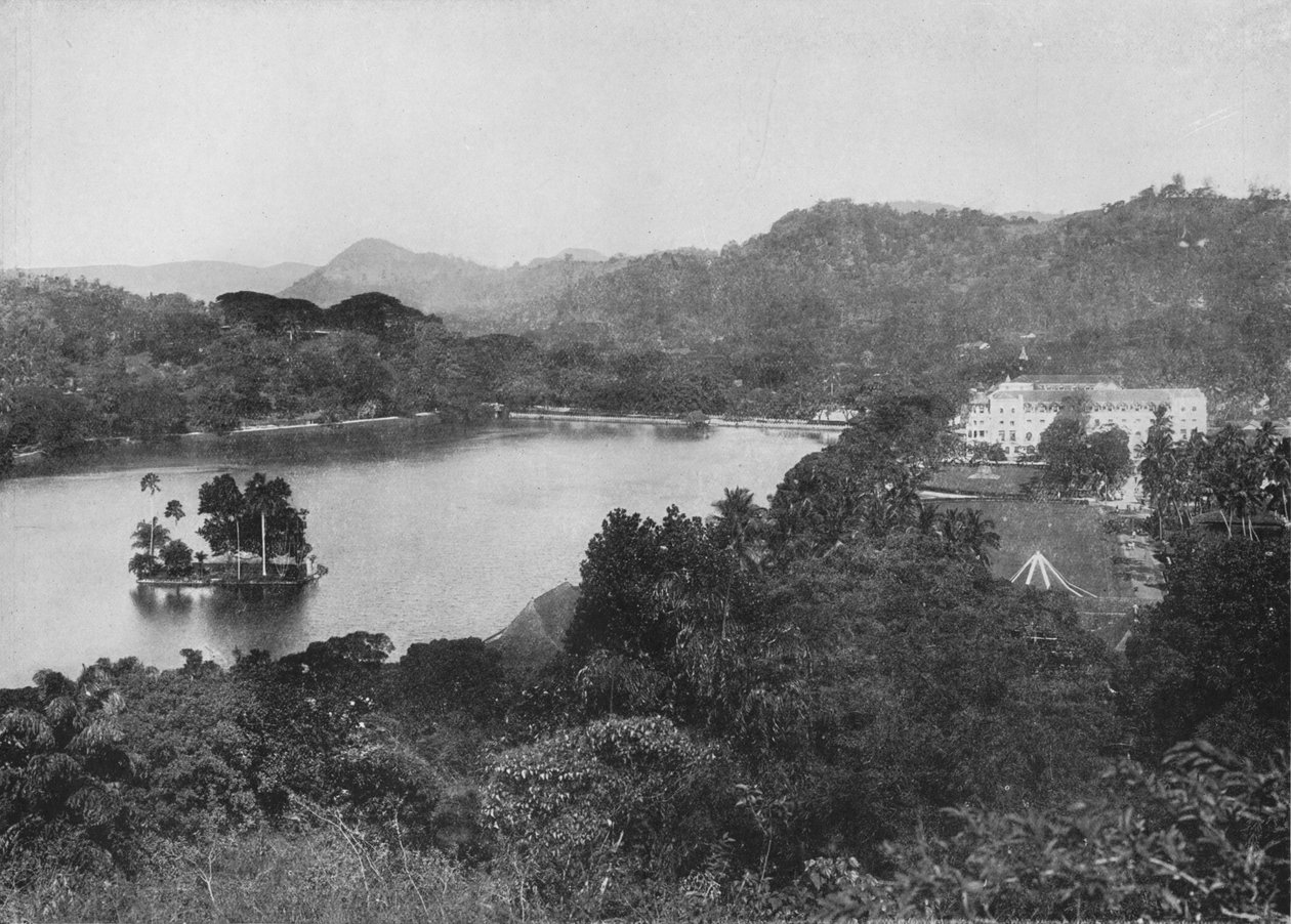 Vista del lago Kandy desde Lady Hortons Drive, Kandy de Alfred William Amandus Plate