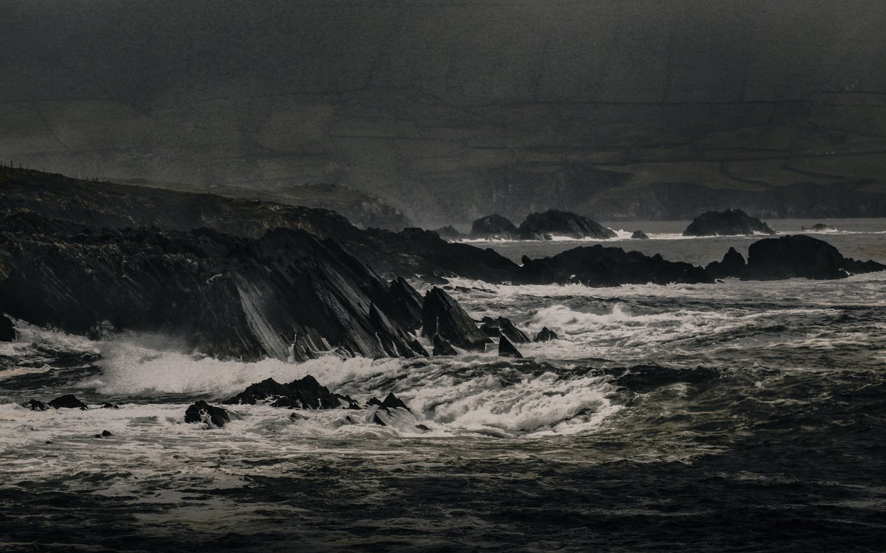 Acantilados cerca de Inch, 2018 (fotografía pintada a mano) de Alice Gur-Arie