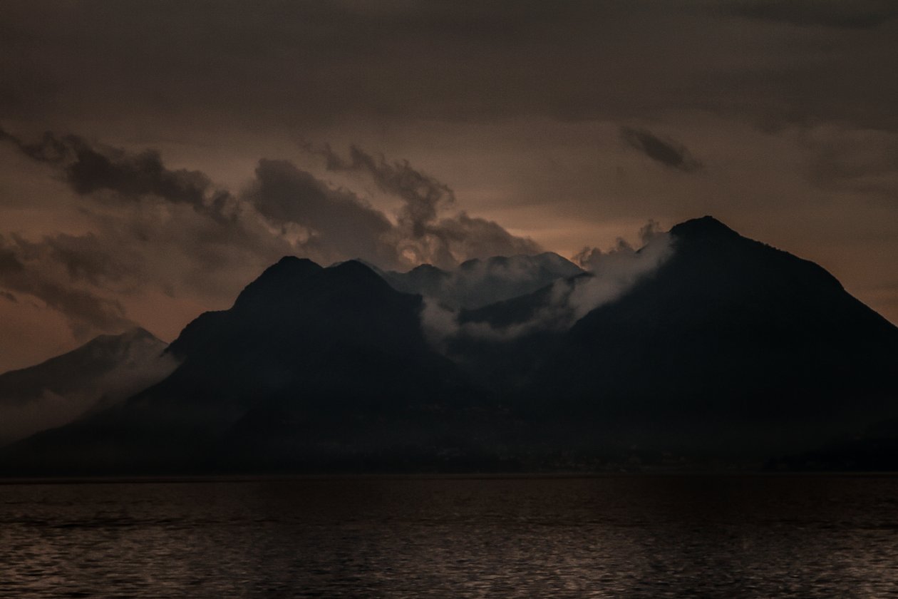 Lago Mayor al amanecer, 2016 (fotografía pintada a mano) de Alice Gur-Arie