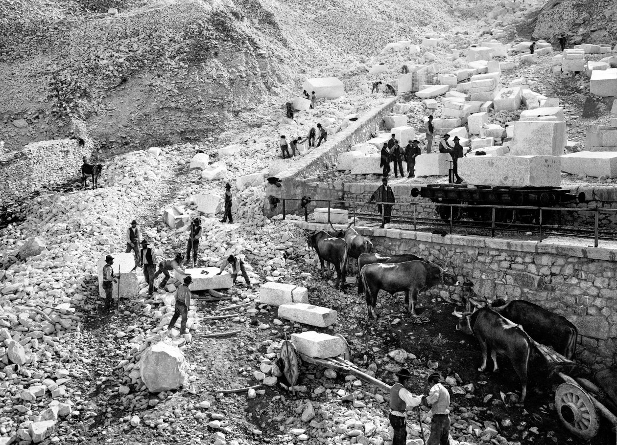 Cargando bloques de mármol en la cantera de Ravaccione de Fratelli Alinari