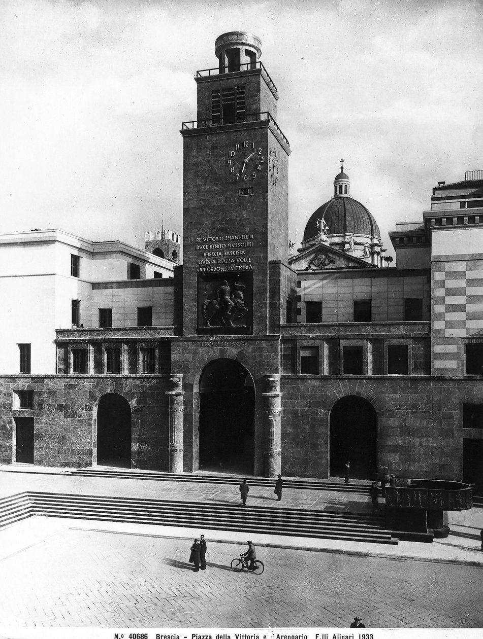 Piazza della Vittoria con la Torre Mussolini, Brescia de Fratelli Alinari
