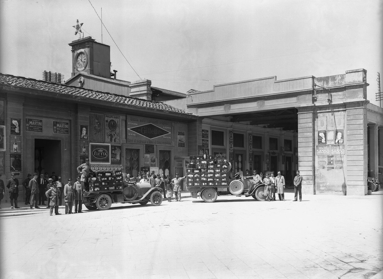 Porteros frente a la estación, diseñada por Enrico Maria Antonia Present (en el sitio donde se encuentra la nueva estación de tren de Santa Maria Novella), Florencia (foto en b/n) de Fratelli Alinari