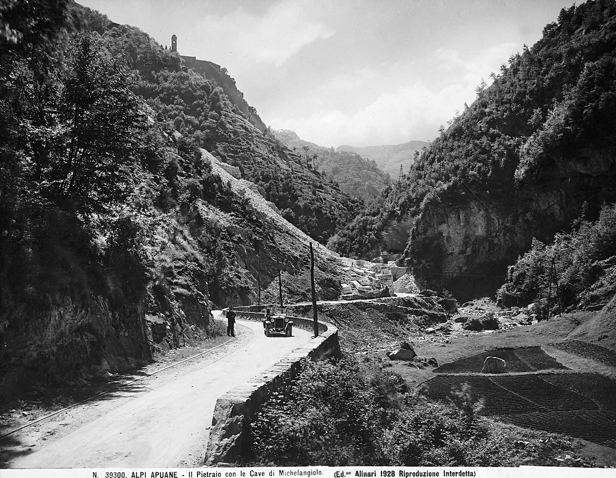 El Pietraio (terreno pedregoso) con las canteras de Miguel Ángel en los Alpes Apuanos, en la provincia de Lucca de Fratelli Alinari