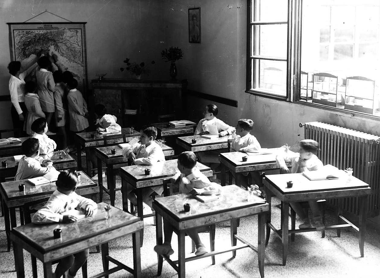 Villa Rosa Maltoni Mussolini: niños en un aula de Fratelli Alinari