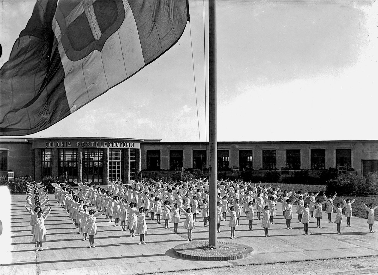 Villa Rosa Maltoni Mussolini: estudiantes haciendo ejercicio de Fratelli Alinari