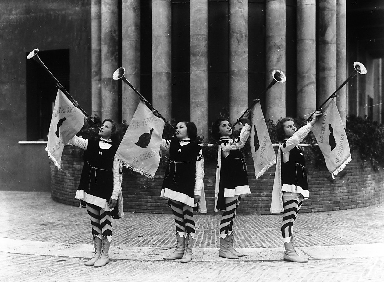 Villa Rosa Maltoni Mussolini: grupo de niñas jóvenes vestidas como pajes de Fratelli Alinari