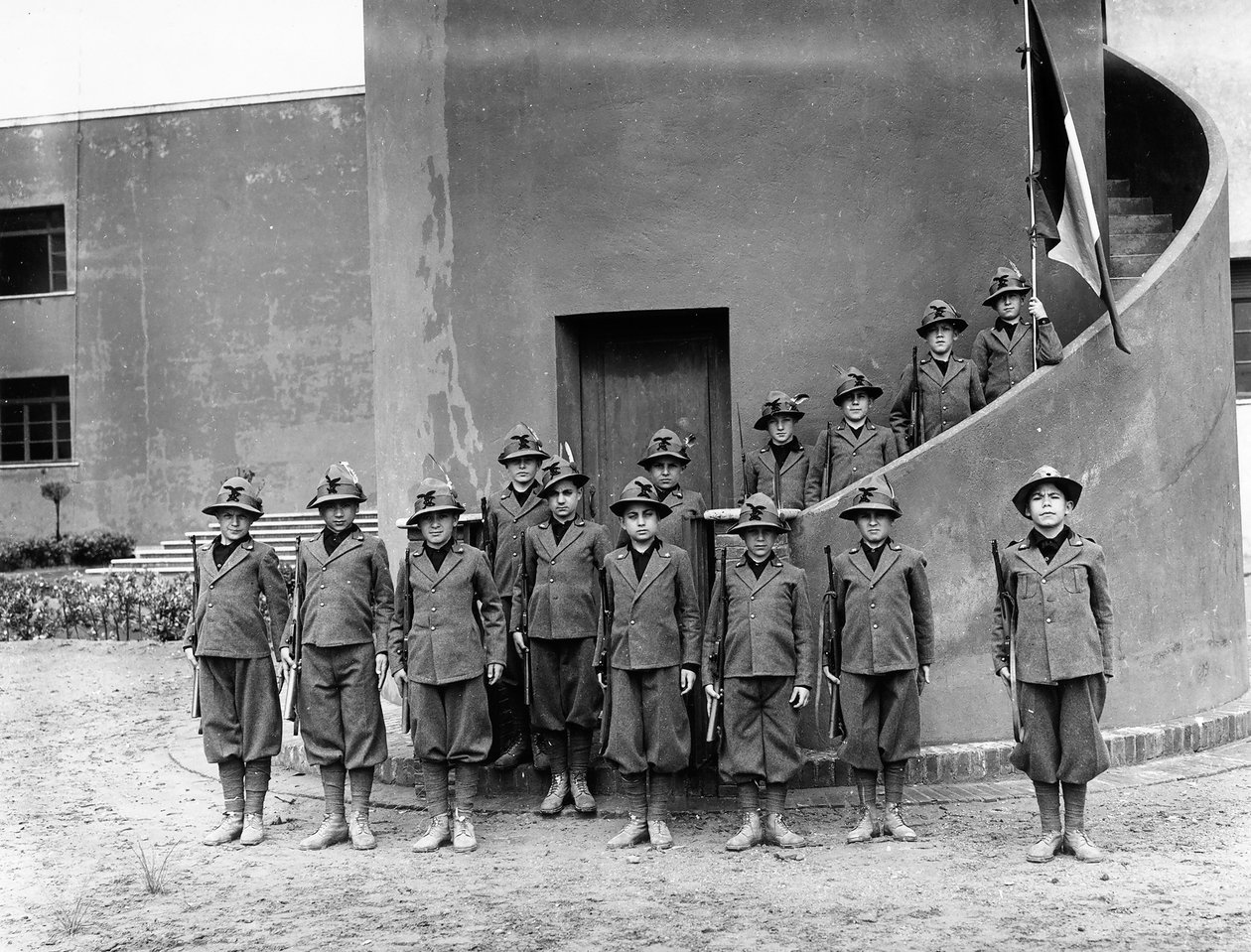 Villa Rosa Maltoni Mussolini: retrato de niños con uniformes militares friulanos de Fratelli Alinari