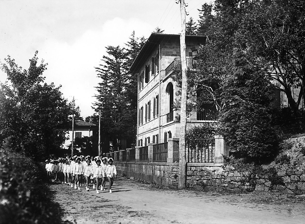 Villa Rosa Maltoni Mussolini: jóvenes estudiantes en un paseo de Fratelli Alinari