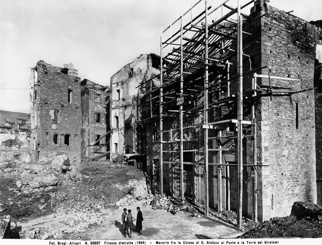 Segunda Guerra Mundial: Daños causados por el bombardeo entre la Iglesia de Santo Stefano al Ponte y la Torre Girolami, en Florencia. Esta fotografía fue anteriormente parte de la Colección Brogi, pero ahora pertenece a la Colección Alinari (foto en b/n) de Fratelli Alinari