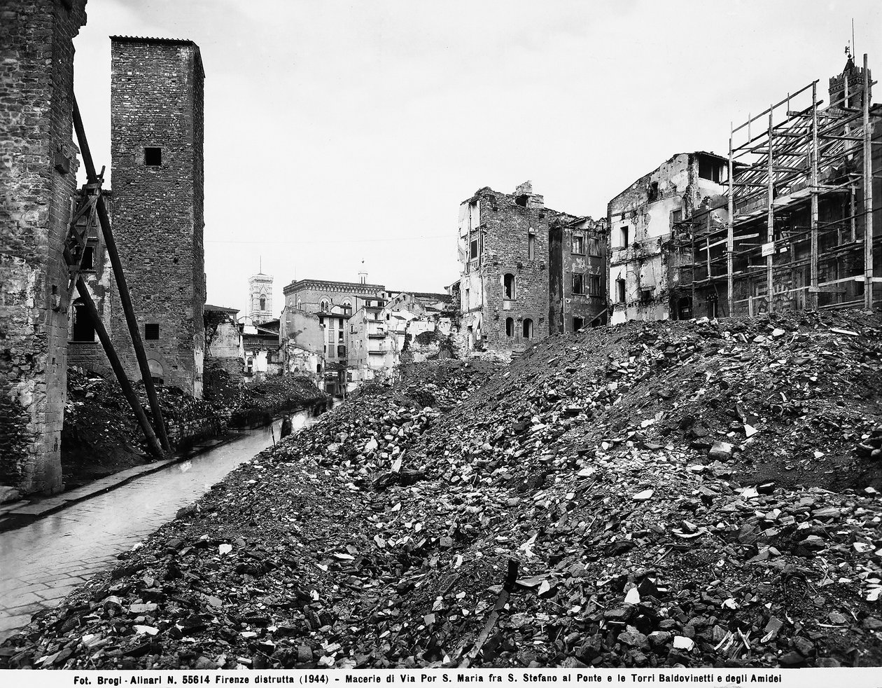 Segunda Guerra Mundial: Vista de los escombros en Via Por Santa Maria entre Santo Stefano al Ponte y las Torres de los Baldovinetti y Amidei en Florencia, después del bombardeo. Esta fotografía fue parte de la Colección Brogi, pero ahora pertenece a la Col de Fratelli Alinari
