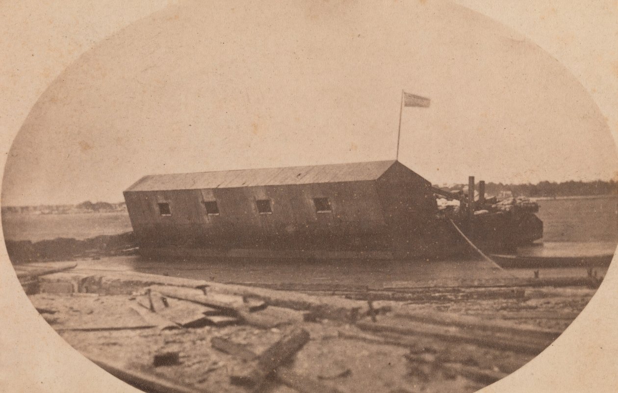 Batería flotante de Hamilton anclada al final de la isla de Sullivan la noche antes..., abril de 1861 de Alma A. Pelot.