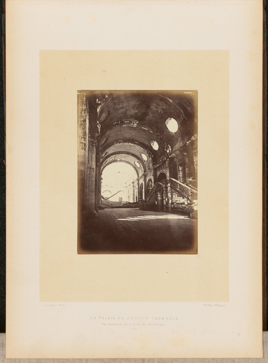 El Palacio de Justicia en llamas. Vista interior de la Salle des Pas-Perdus. de Alphonse J. Liébert