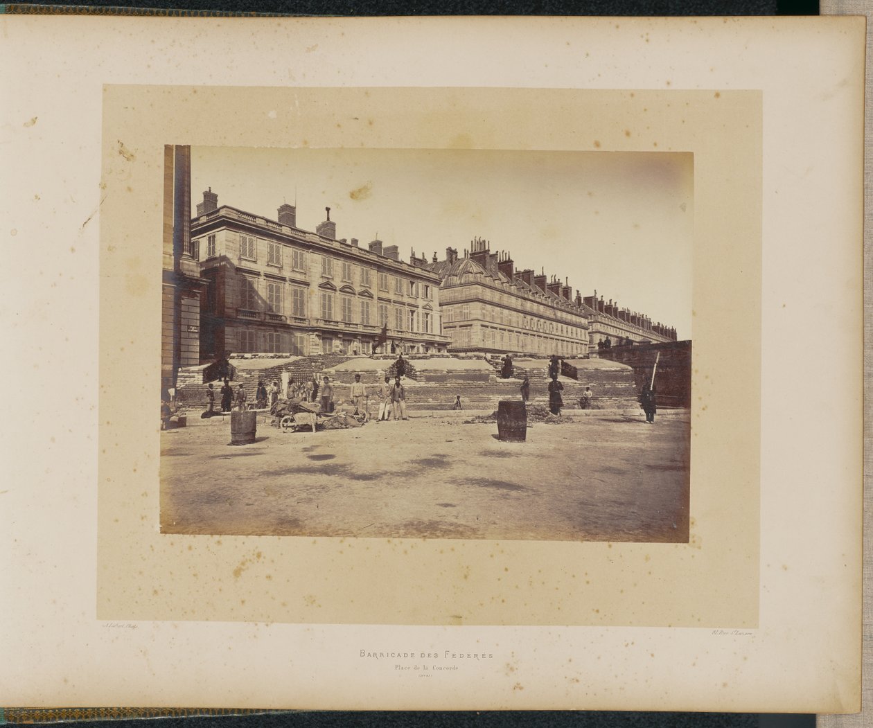 Barricada de los Federados, plaza de la Concordia. de Alphonse J. Liébert