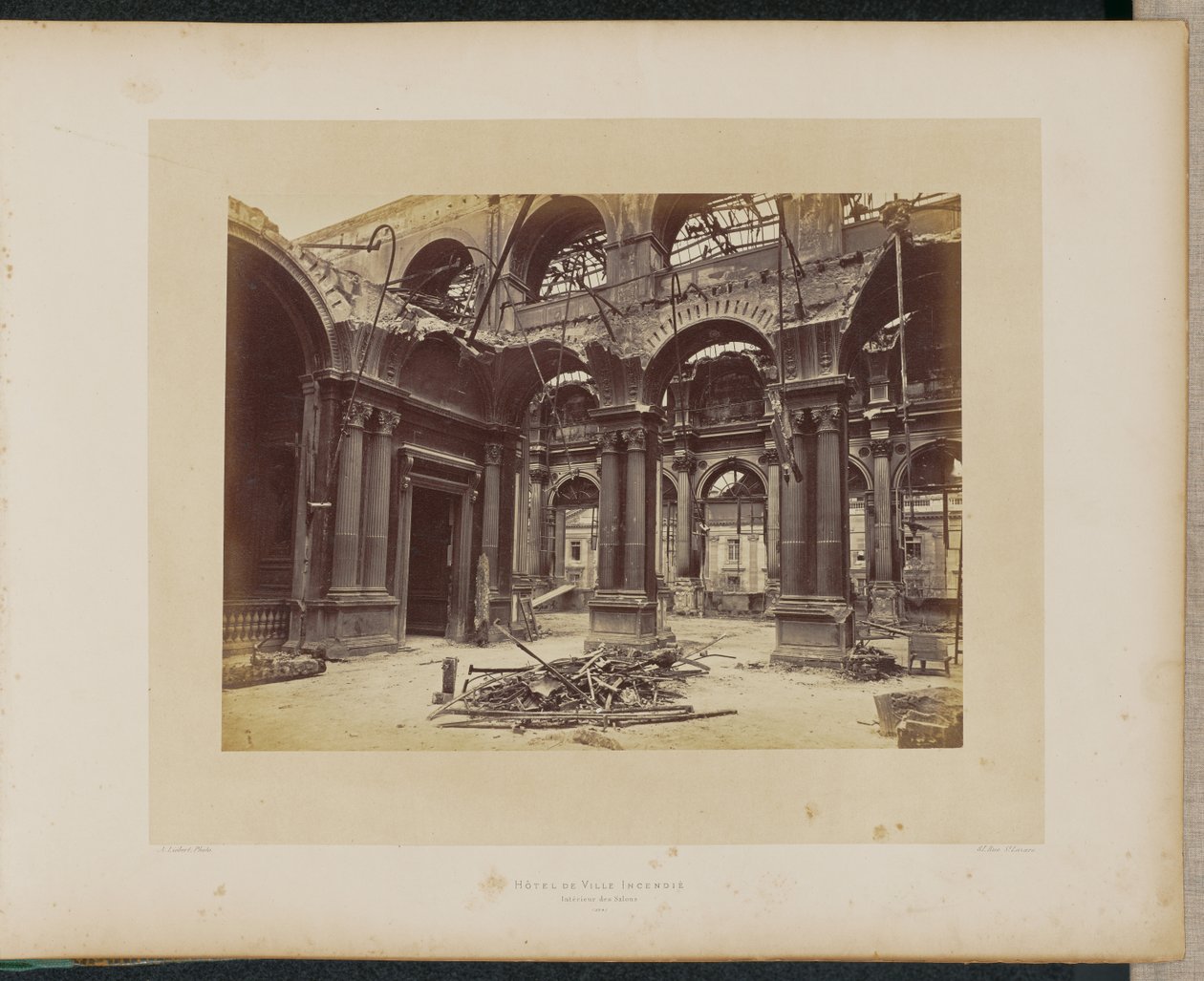 Hôtel de Ville incendiado. Entrada a los Salones. de Alphonse J. Liébert