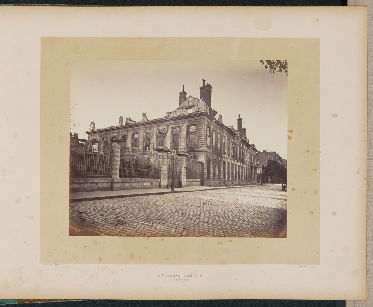 El Arsenal incendiado. Vista exterior. de Alphonse J. Liébert