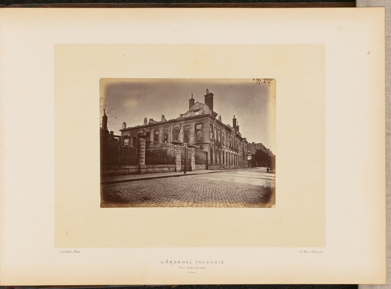 El arsenal incendiado. Vista exterior. de Alphonse J. Liébert
