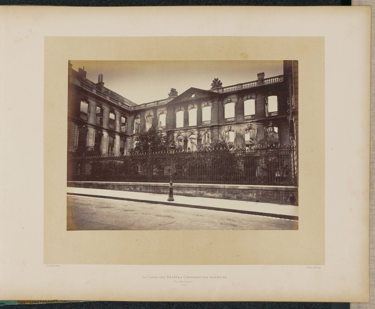 La Caisse des Dépôts et Consignations incendiada. Vista exterior. de Alphonse J. Liébert